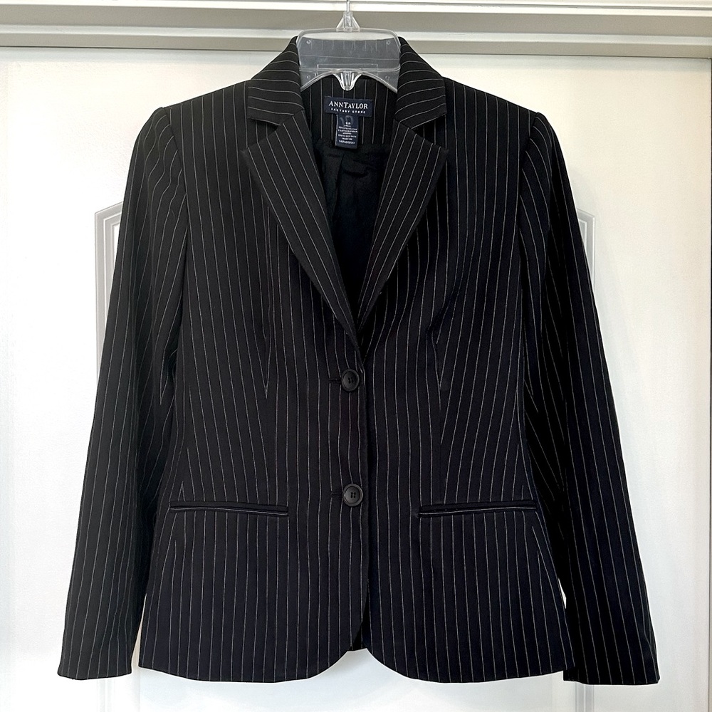 Ann Taylor - Black with White Stripes Women’s Blazer - brand new condition! 🖤